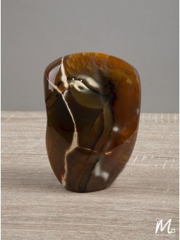 Cette Cornaline, de Madagascar, en lithothérapie, est connue pour ses vertus de bonheur, sérénité et dynamisme.