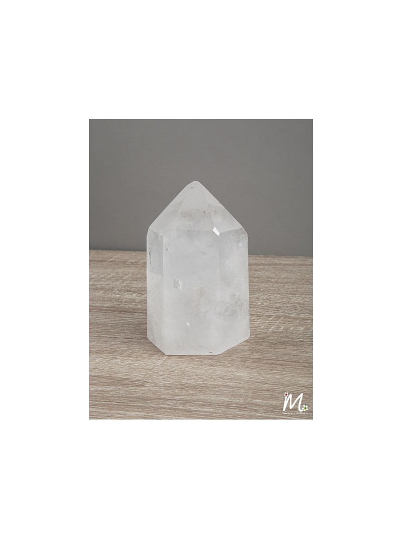 Ce Cristal de roche, de Madagascar, en lithothérapie, représente la sagesse naturel et la sérénité.