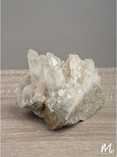 Cet amas de Cristal, de Madagascar, en lithothérapie, représente la sagesse naturel et la sérénité.