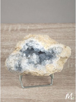 Cette géode de Célestine, de Madagascar, en lithothérapie, est reconnue pour ses vertus apportant calme et réconfort.